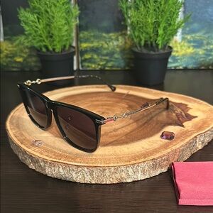 Gucci new Chic Black Sunglasses with Gold Accents